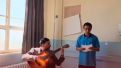 Şiddetin karşısına notaları koydular Öğretmen Ali Kılıç ve öğrencisi Levent…