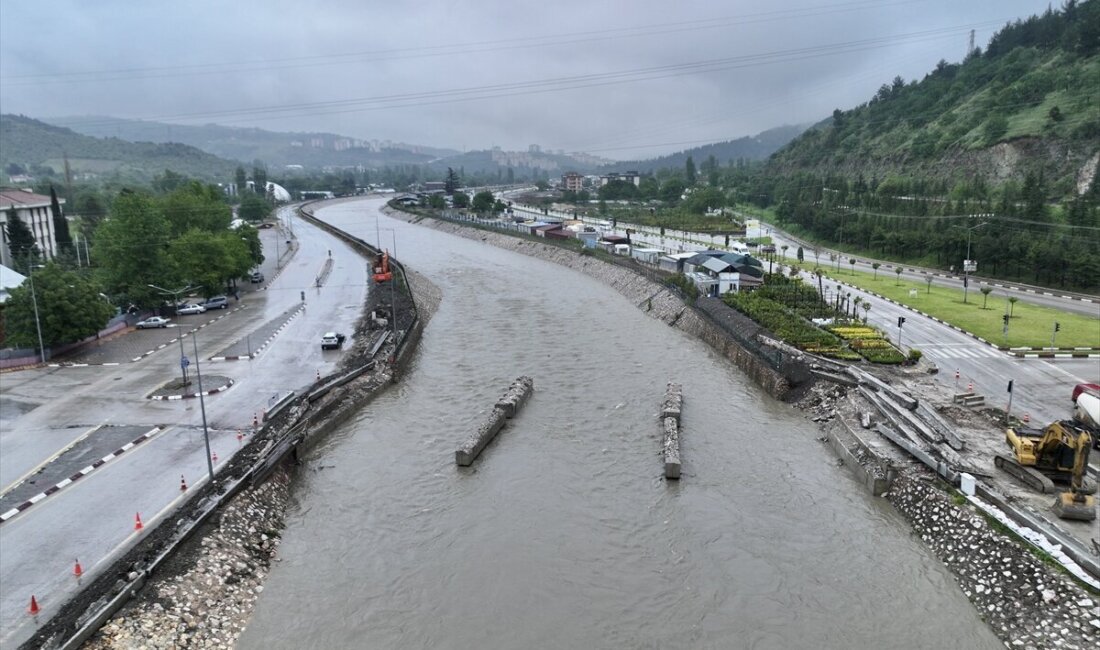 Tokat’ta baraj taşkını alarmı! 464 ev ve 42 iş yeri boşaltıldı Tokat’ta Almus Barajı’nın doluluk oranının yüzde 100’e ulaşmasıyla Yeşilırmak Nehri’nde