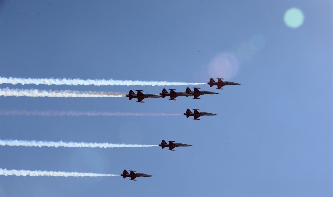 Türk Yıldızları Çorum semalarında nefes kesti! Gösteri uçuşu büyük ilgi gördü Türk Yıldızları, 19 Mayıs etkinlikleri kapsamında Çorum’da gösteri uçuşu yaptı.