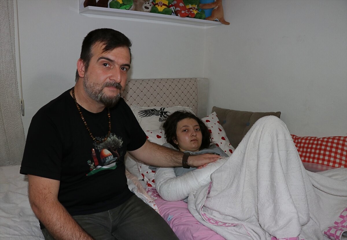 Adana’da apartmanın 12. katındaki pencereden düşerek ağır yaralanan 14 yaşındaki
