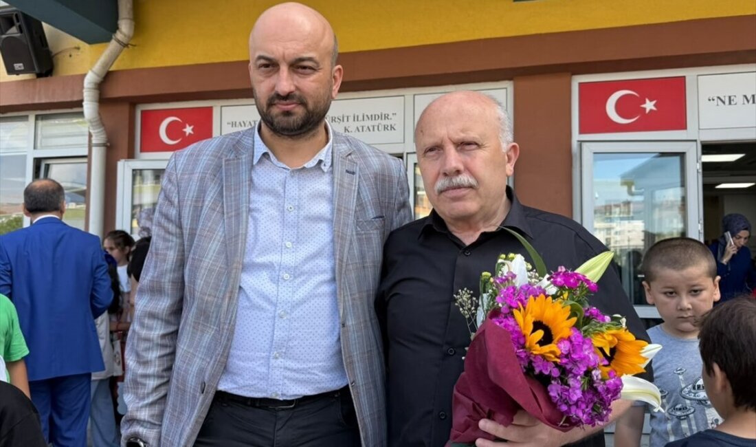 İstanbul Sultanbeyli’de 37 yıllık öğretmenlik görevini tamamlayarak emekliye ayrılan Cemal