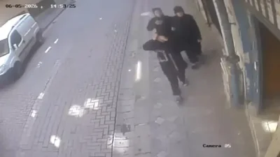 İstanbul Zeytinburnu’nda polis ekiplerinin takibe aldığı 3 kadın, girdikleri evden