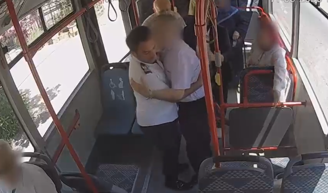 Sakarya’da otobüste rahatsızlanan yolcu hastaneye böyle yetiştirildi Sakarya’da 9-B Orta Garaj-Maltepe hattında sefer yapan belediye otobüsünde rahatsızlanan