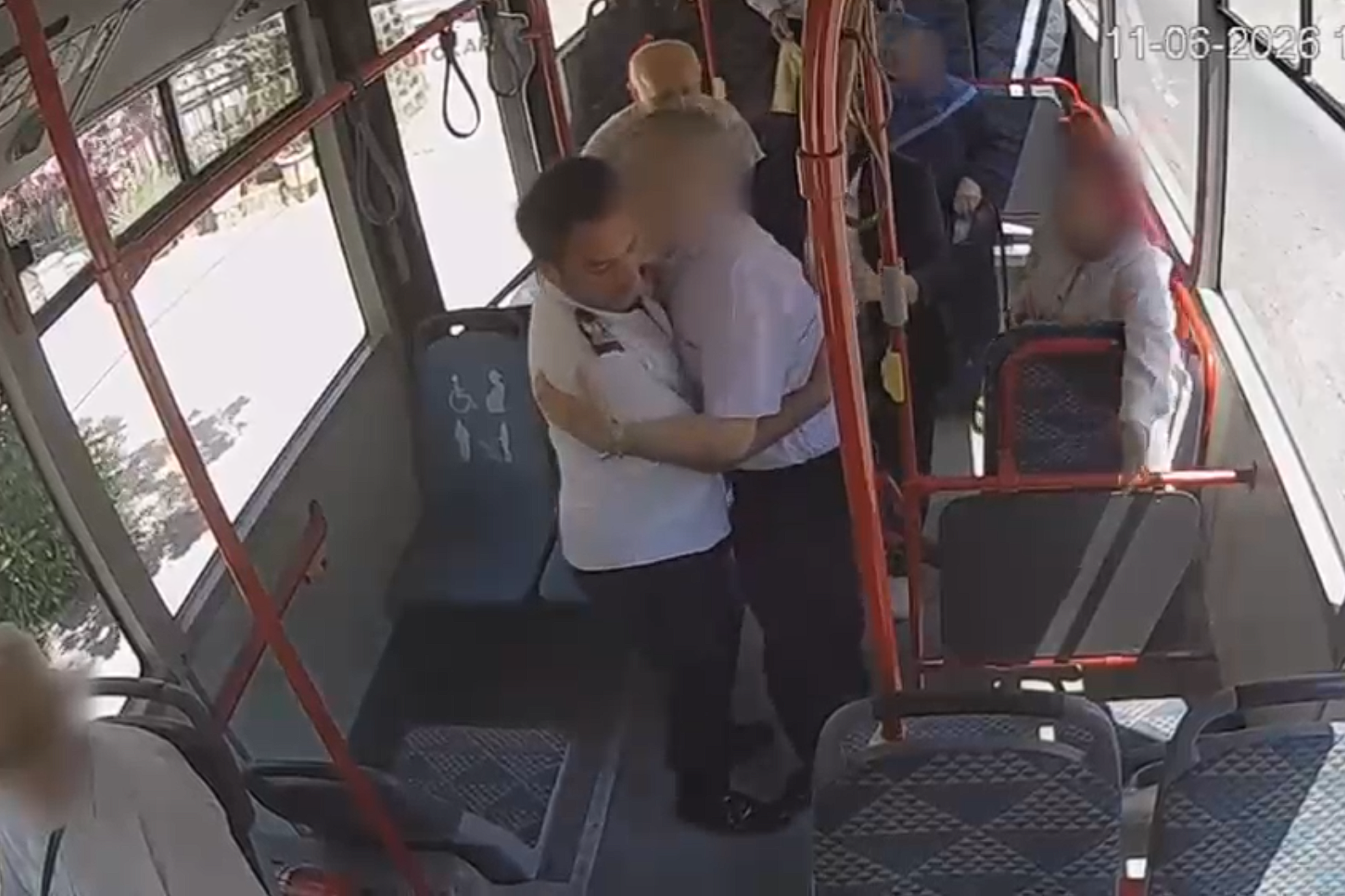 Sakarya’da 9-B Orta Garaj-Maltepe hattında sefer yapan belediye otobüsünde rahatsızlanan