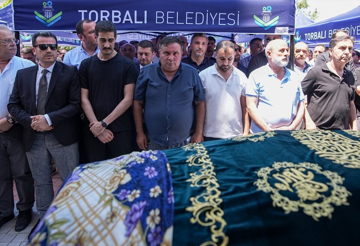 Ağrı’da hayatını kaybeden öğretmen Irmak Ayşe Koparan’ın cenazesi, memleketi İzmir’in