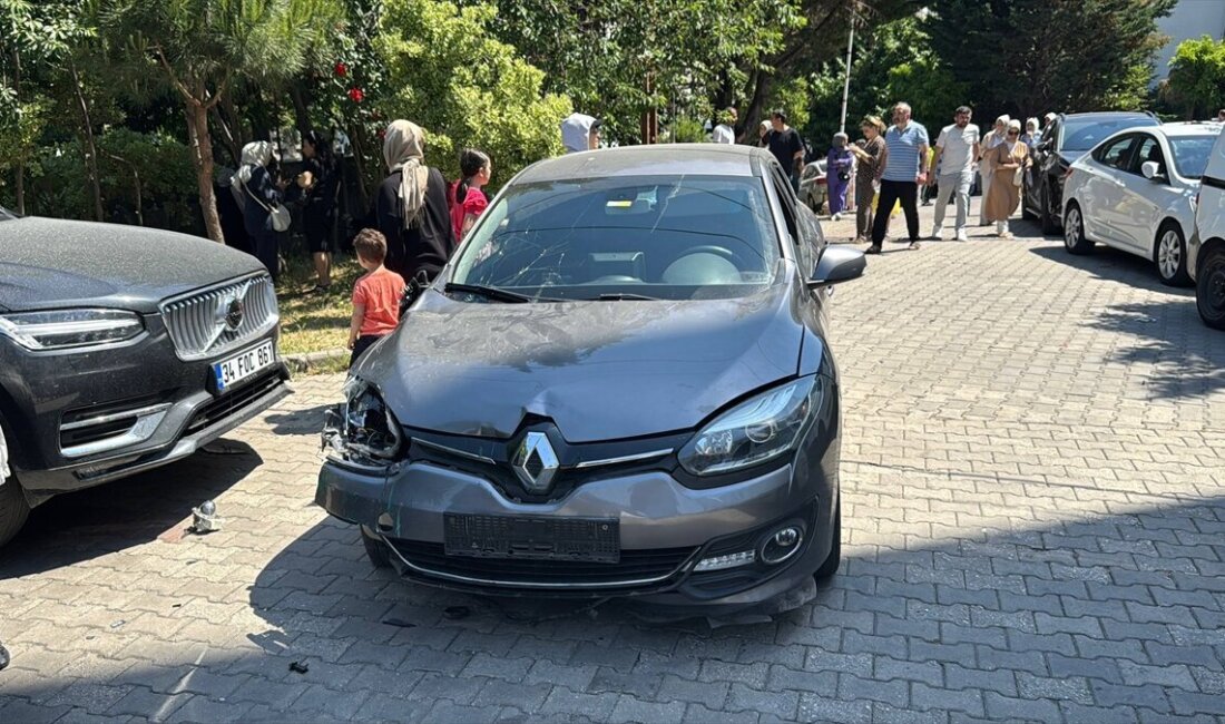 Büyükçekmece’de otoparkta korku dolu anlar: Savrulan demir kapı 6 kişiyi yaraladı İstanbul Büyükçekmece’de bir caminin otoparkına girmek isteyen otomobil, henüz bilinmeyen