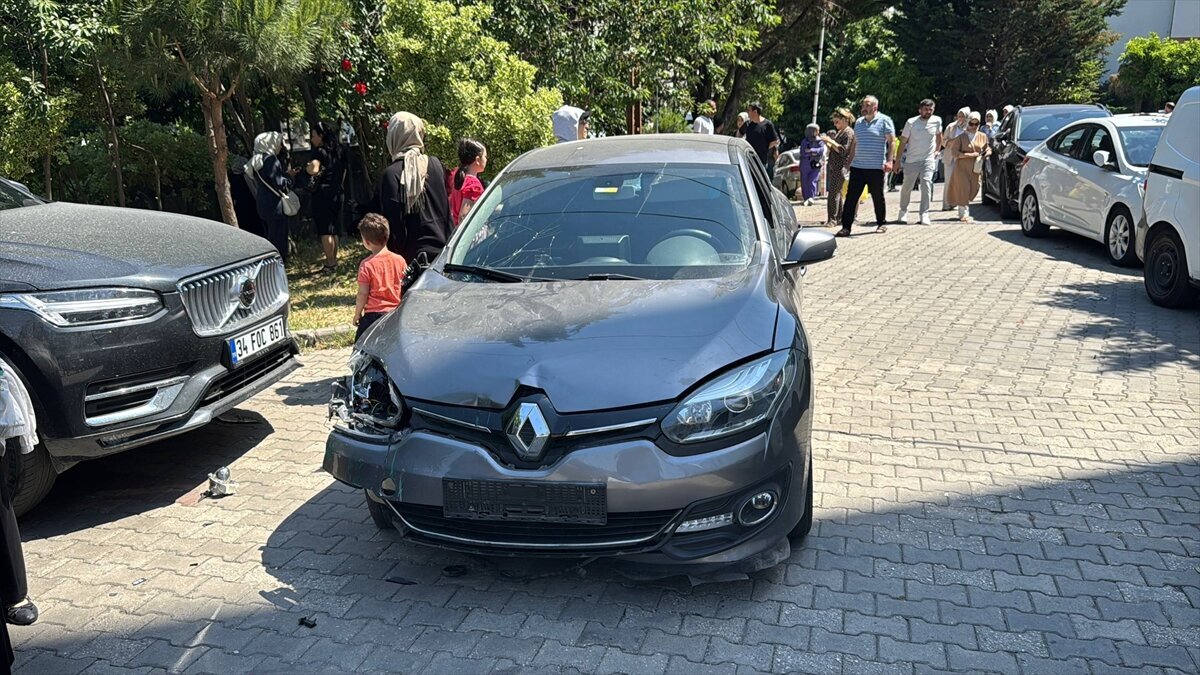 İstanbul Büyükçekmece’de bir caminin otoparkına girmek isteyen otomobil, henüz bilinmeyen