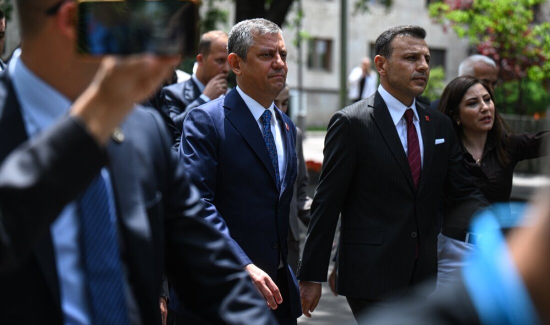 CHP grup toplantısı öncesi Meclis kapısında gerginlik: Partililer arasında arbede çıktı CHP Grup Toplantısı öncesinde TBMM’nin Dikmen ve Çankaya kapıları önünde