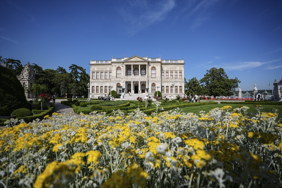 Osmanlı Devleti’nin Batılılaşma döneminin en dikkat çeken yapılarından Dolmabahçe Sarayı,