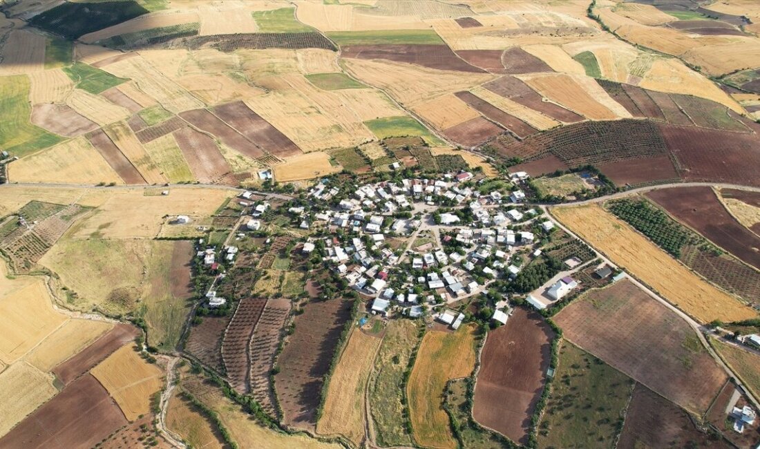 Dron tutkunları bu köye akın ediyor! Adıyaman’da Türkiye’nin dairesel köyü Adıyaman’da 56 yıl önce yaşanan heyelanın ardından inşa edilen Kuşakkaya