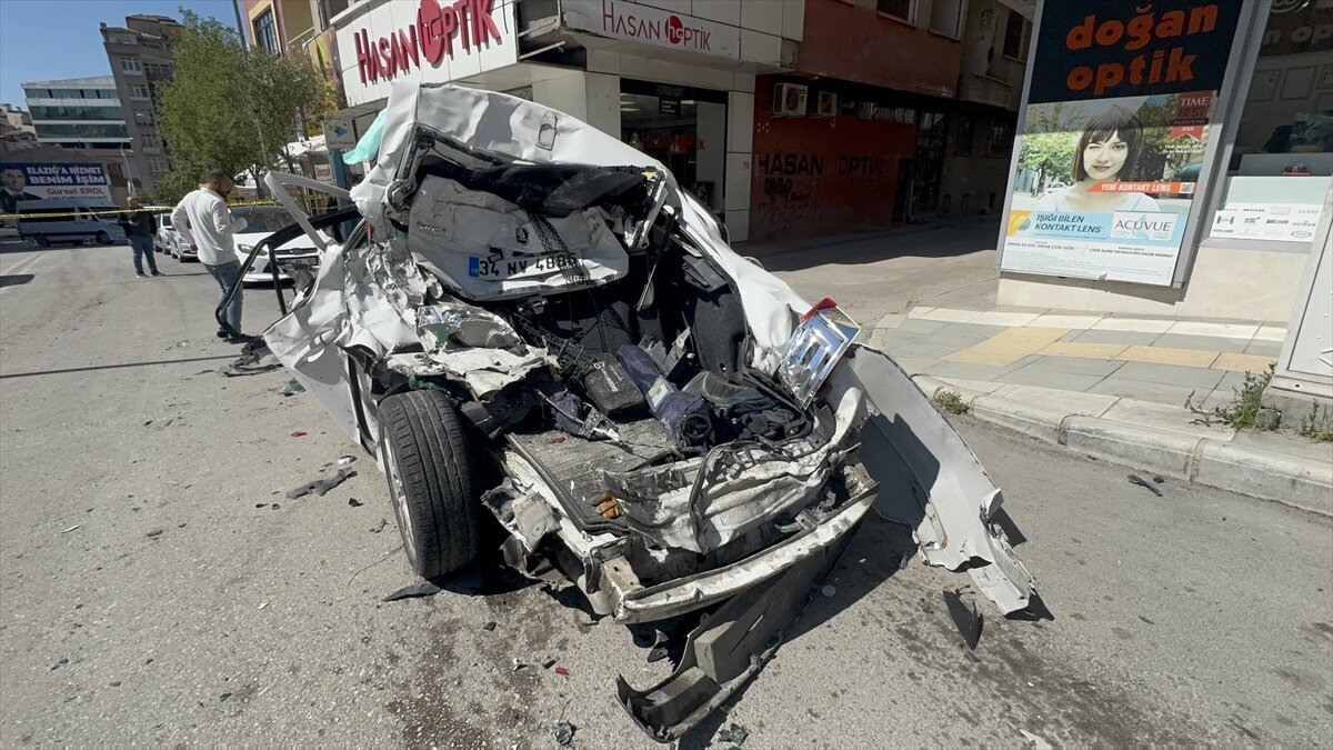Elazığ’da freni arızalanan hafriyat kamyonu, cadde boyunca kontrolsüz şekilde ilerleyerek