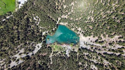 Erzurum’un İspir ilçesinde çam ormanlarının arasında yer alan Zagos Gölü,