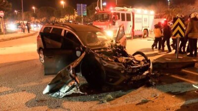 İstanbul Maltepe’de gece saatlerinde iki otomobilin karıştığı kazada araçlardan biri
