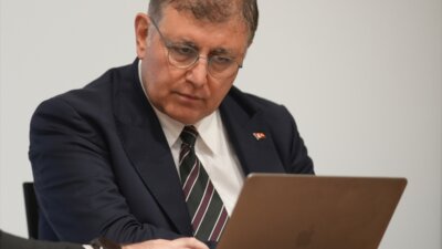 İzmir Büyükşehir Belediye Başkanı Cemil Tugay CHP’den istifa ettiğini duyurdu.