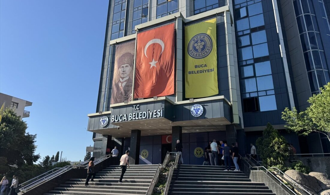 İzmir’de Buca Belediyesine yolsuzluk operasyonu! Belediye Başkanı Görkem Duman gözaltında İzmir'de Buca Belediyesi ve belediyeye bağlı iştiraklere yönelik yürütülen yolsuzluk