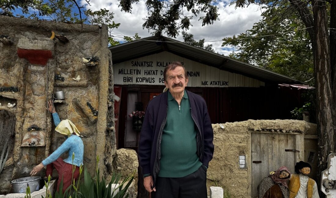 Malatya’da emekli öğretmenin evi sanat durağına dönüştü Malatya’nın Darende ilçesinde yaşayan emekli öğretmen Fikri Çalışkan, yıllar içinde