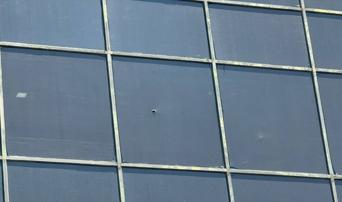 Maltepe’de Otokoç binasına silahlı saldırı: Maskeli 2 kişi taksiyle kaçtı İstanbul Maltepe’de Otokoç Genel Müdürlüğü binasına sabah saatlerinde silahlı saldırı