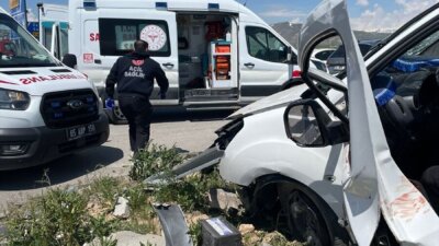 Van’ın Çaldıran ilçesinde hafif ticari araç ile pikabın kavşakta çarpışması