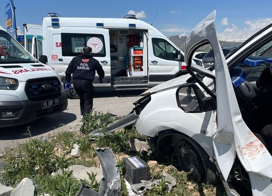 Van’da kavşakta feci kaza! 4 kişi hayatını kaybetti, 2 kişi yaralandı Van’ın Çaldıran ilçesinde hafif ticari araç ile pikabın kavşakta çarpışması