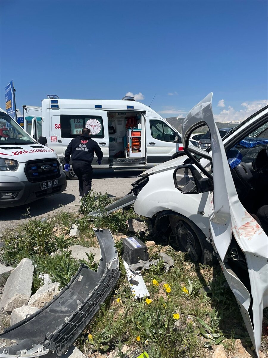 Van’ın Çaldıran ilçesinde hafif ticari araç ile pikabın kavşakta çarpışması