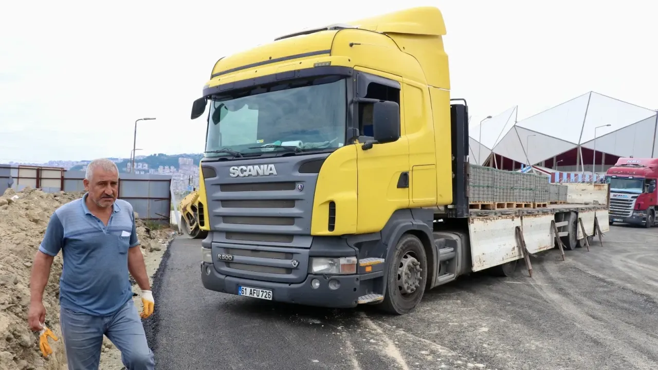Trabzon’un Akçaabat ilçesinde tırın motor kısmına giren yavru kedi, sürücü