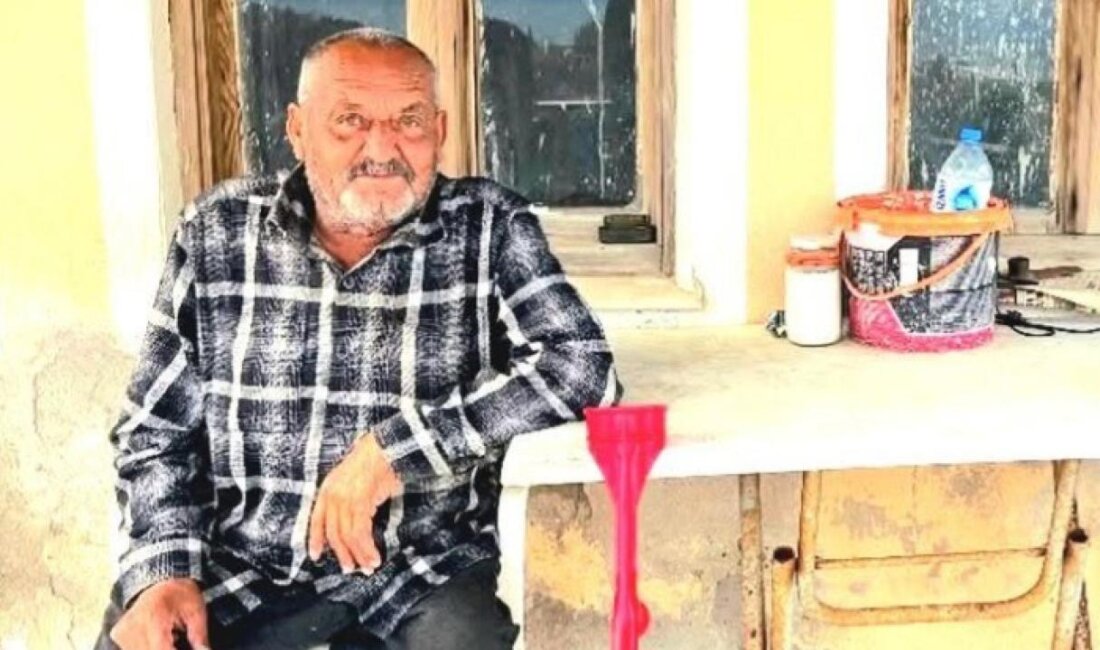 İzmir’in Seferihisar ilçesinde evinin önündeki kanepede uyuyan 70 yaşındaki Osman