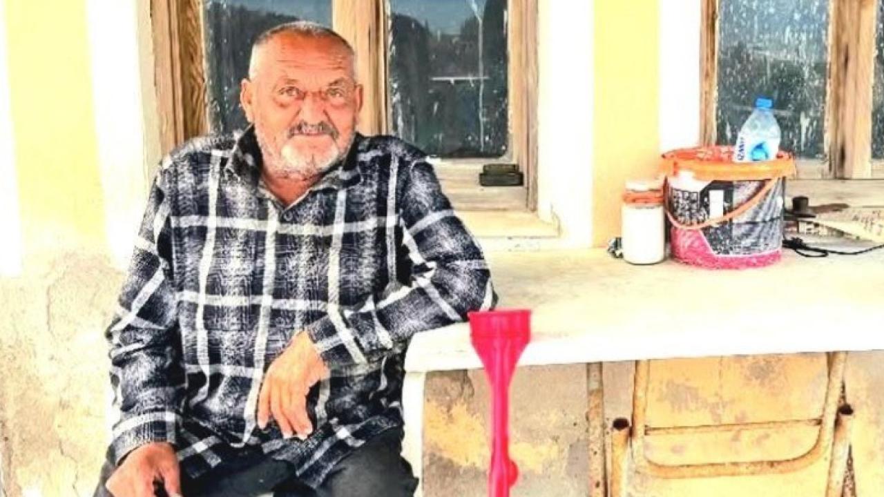 İzmir’in Seferihisar ilçesinde evinin önündeki kanepede uyuyan 70 yaşındaki Osman