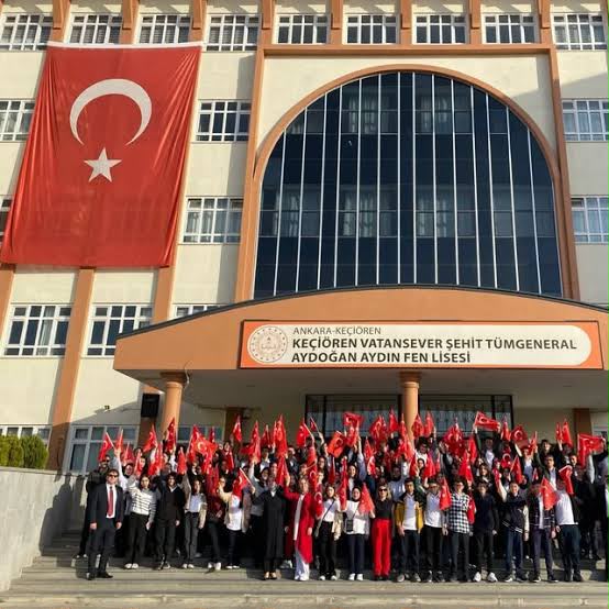 Aydoğan Aydın Fen Lisesi’nin üniversite başarısı gururlandırdı Ankara Keçiören’deki Vatansever Şehit Tümgeneral Aydoğan Aydın Fen Lisesi, 2026