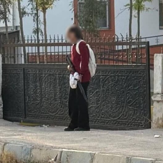 Okul kapısında korkutan an… Kız öğrenci pompalı tüfekle derse geldi! Manisa'nın Turgutlu ilçesinde geçen hafta bir okulda yaşanan silahlı saldırının